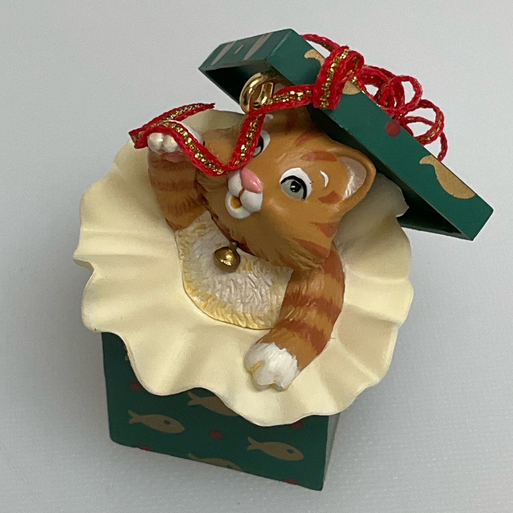 🔥SALE 3/$20 HALLMARK KEEPSAKE Ornament Cute Cat in the Box 7th in Series